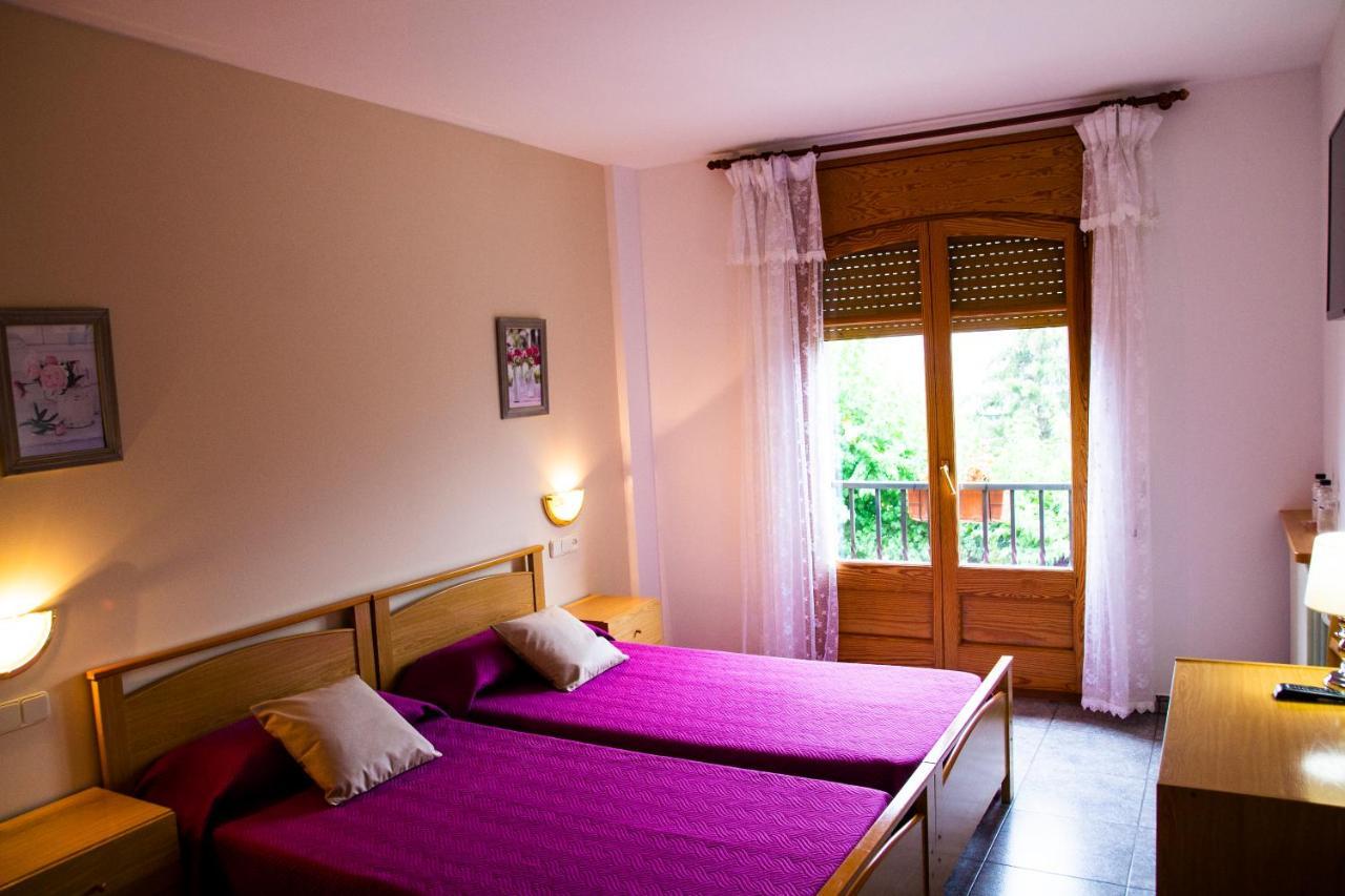 Hostal Montserrat Montseny Exterior photo