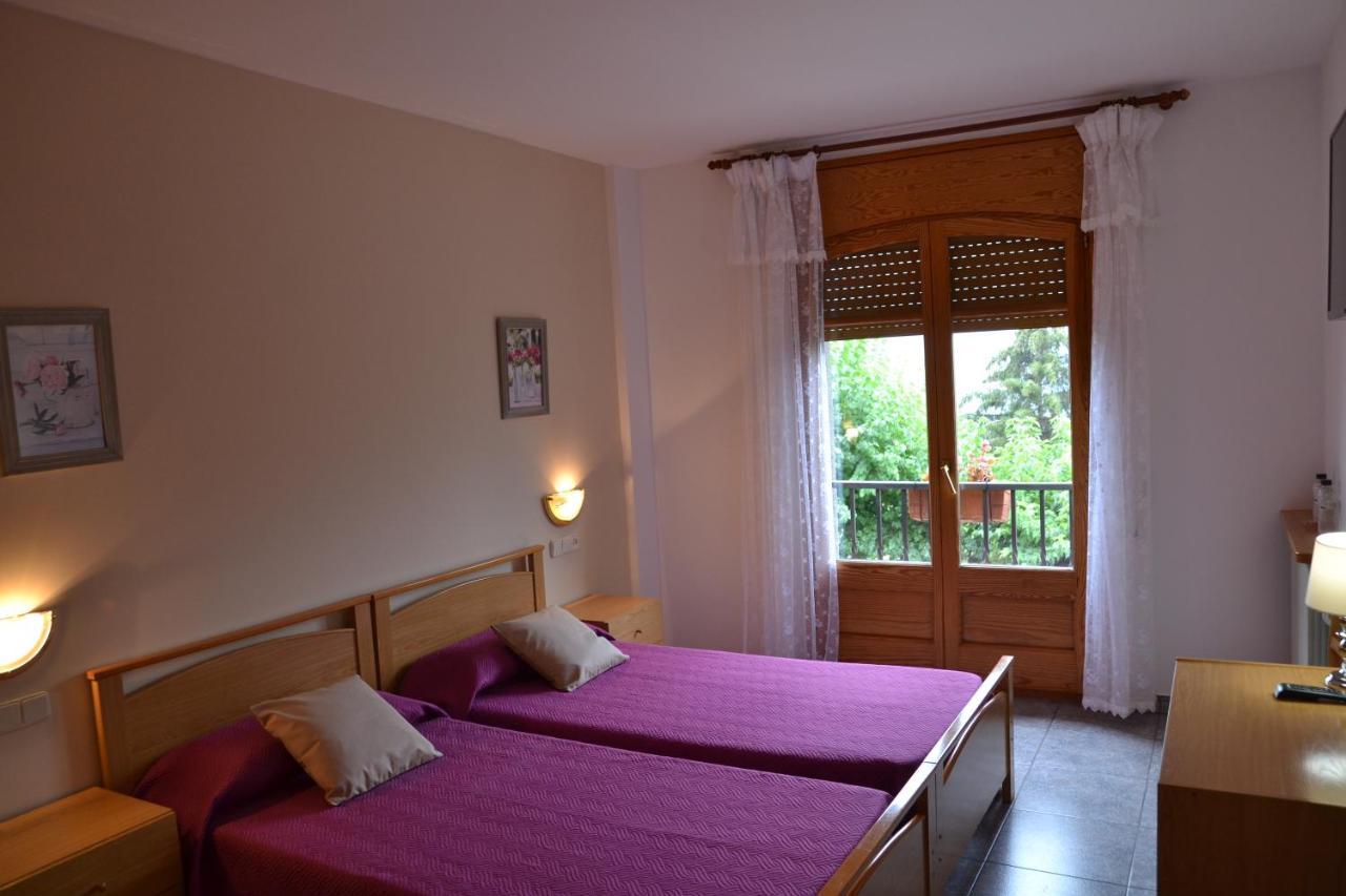 Hostal Montserrat Montseny Exterior photo
