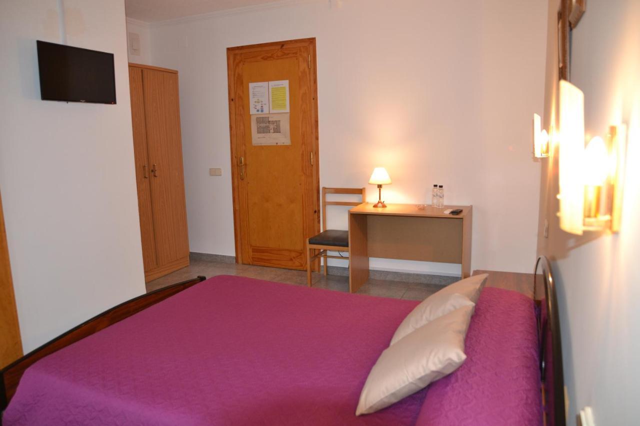 Hostal Montserrat Montseny Exterior photo