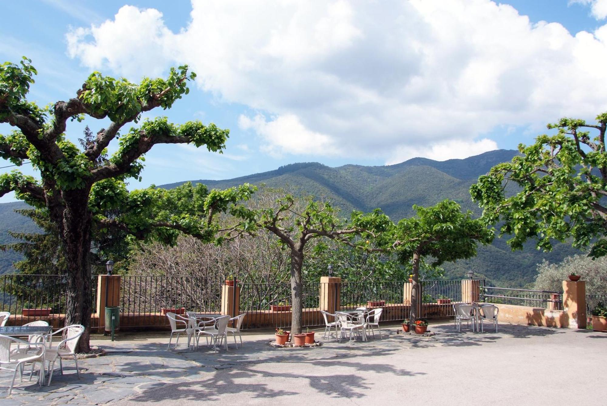 Hostal Montserrat Montseny Exterior photo